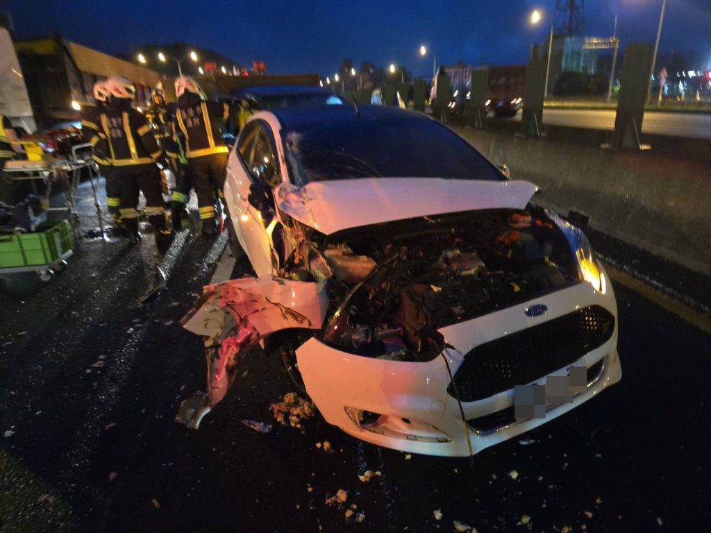 國道1號汐止段連環追撞！疑恍神闖禍　聯結車打橫釀交通堵塞