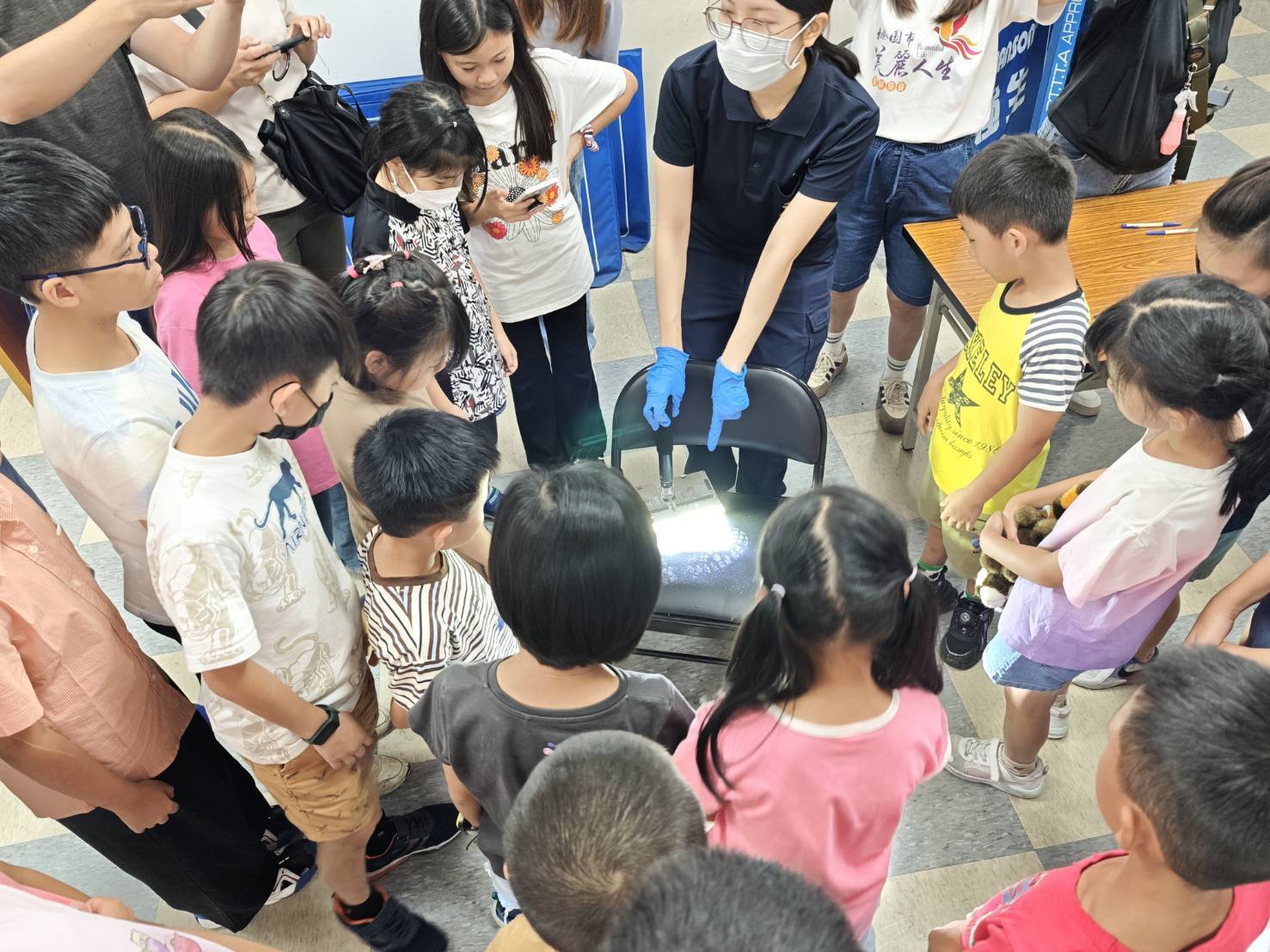 平鎮警偵探體驗營寓教於樂 學童化身小小波麗士學知識