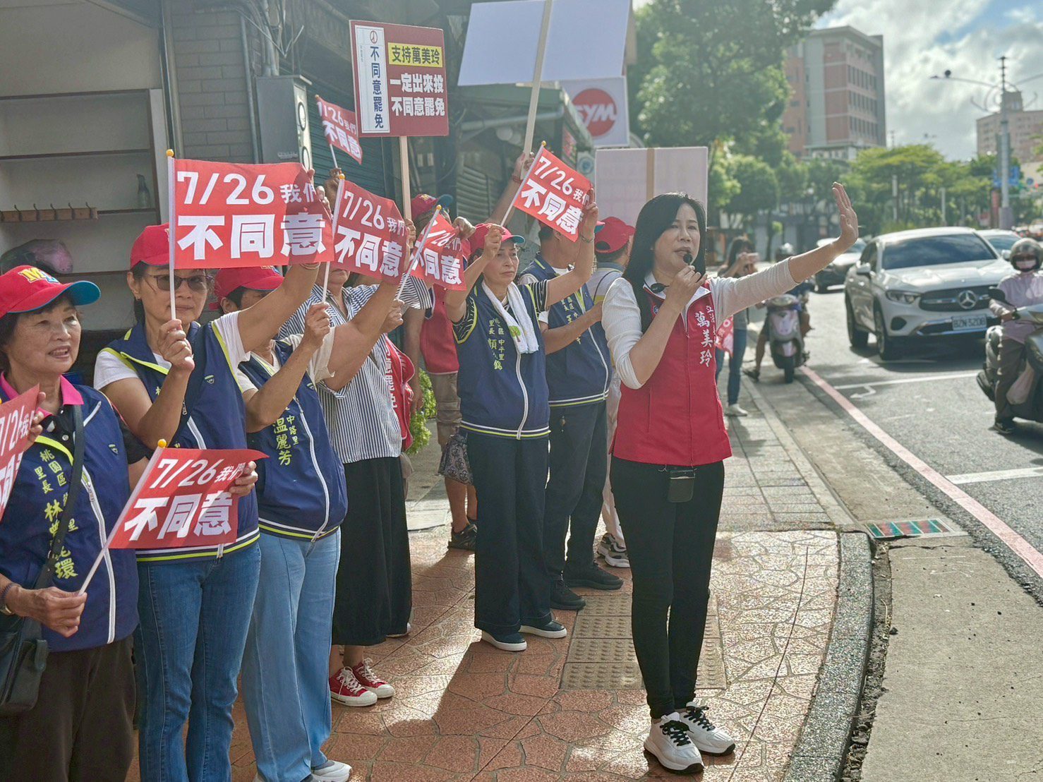 大罷免倒數！桃園里長站街頭力挺萬美玲 盼催出不同意票