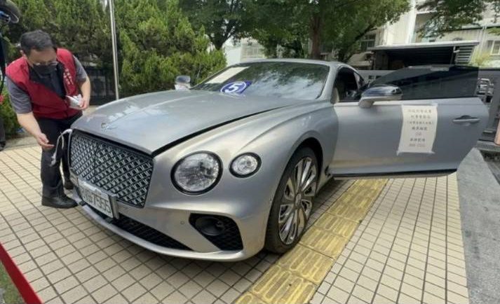 兩輛千萬名車首拍流標 八月五日將進行第二拍 兩輛千萬名車首拍流標 八月五日將進行第二拍