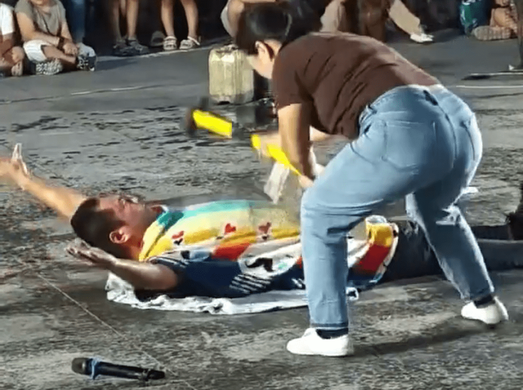 影/故意的?胸口碎大石「鐵鎚直接往胸口敲」 陸網友曝關鍵:有鋼板 影/故意的?胸口碎大石「鐵鎚直接往胸口敲」 陸網友曝關鍵:有鋼板