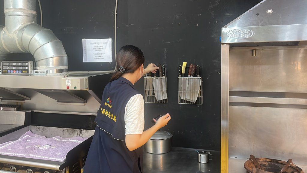 豐原烤鴨店爆食安危機!16人上吐下瀉 店家遭勒令停業 豐原烤鴨店爆食安危機!16人上吐下瀉 店家遭勒令停業