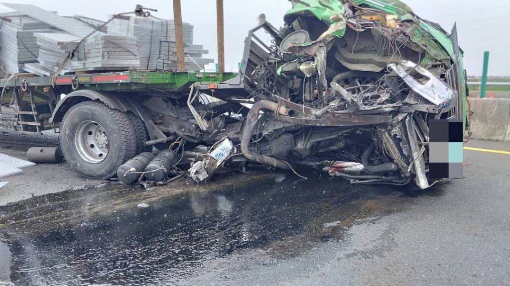 快訊／台84線水泥車爆胎！維修時遭板車追撞「2人從車斗彈出」　車頭全爛..1人輕傷送醫