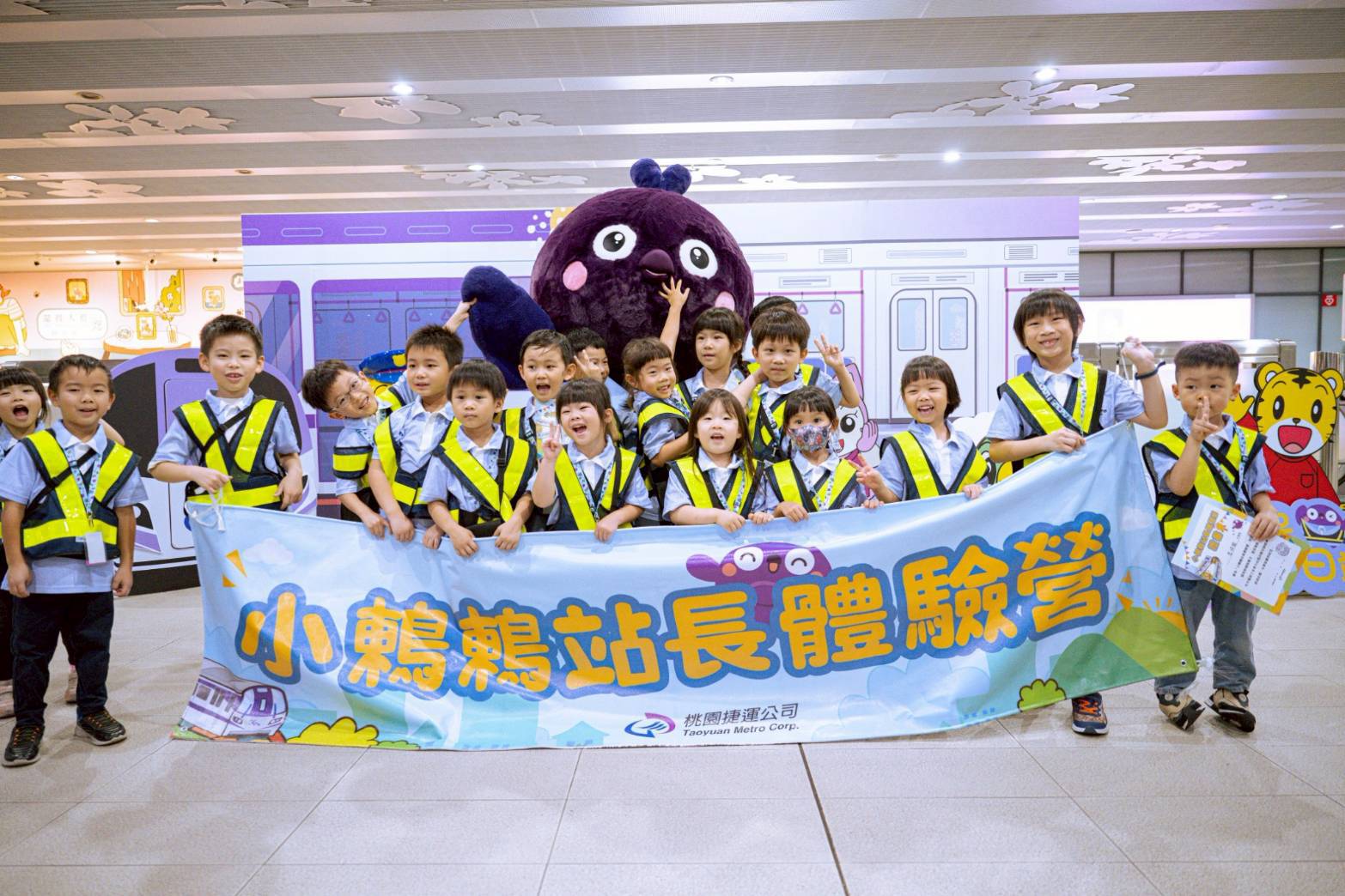 桃園捷運首度舉辦「小鶇鶇站長體驗營」 寓教於樂培養捷運專業知識 實踐企業社會責任 桃園捷運首度舉辦「小鶇鶇站長體驗營」 寓教於樂培養捷運專業知識 實踐企業社會責任
