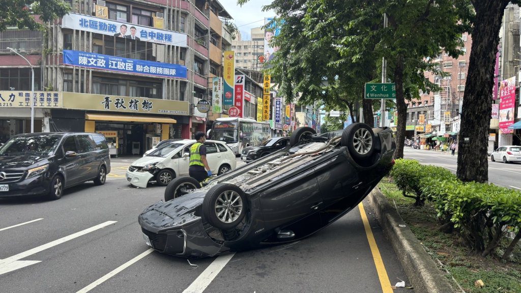 台中路口自小客車四輪朝天！ 　與另輛車擦撞翻車