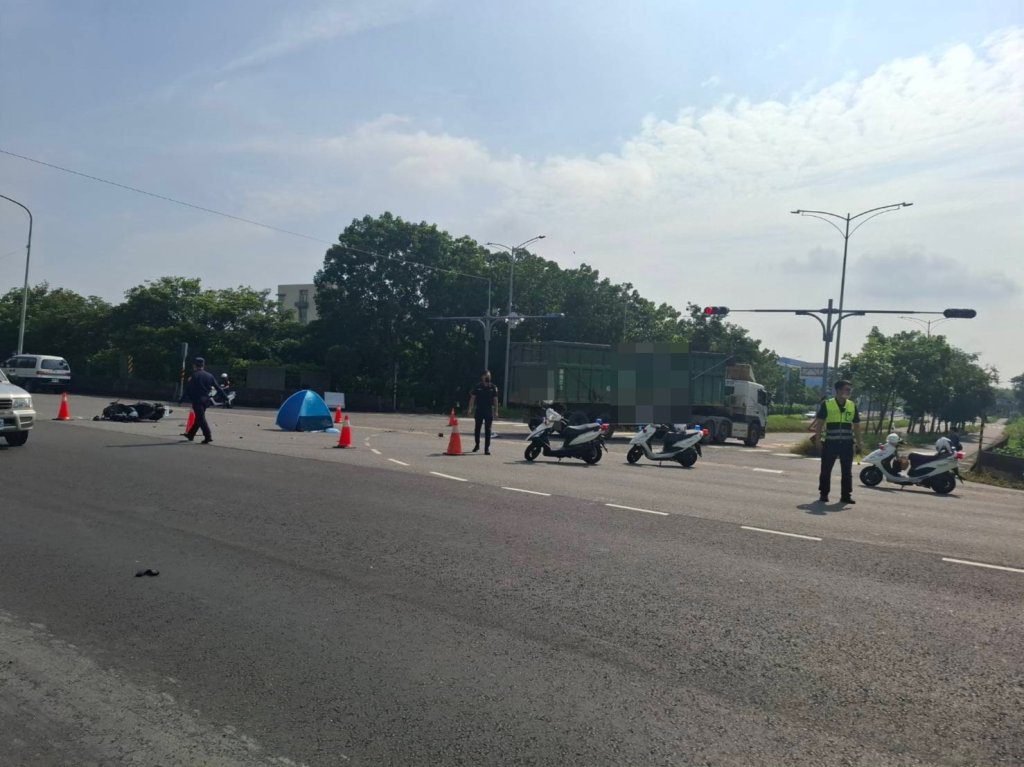 快訊/15小時內第二起!高雄又傳「死亡車禍」騎士遭大車斷魂 快訊/15小時內第二起!高雄又傳「死亡車禍」騎士遭大車斷魂