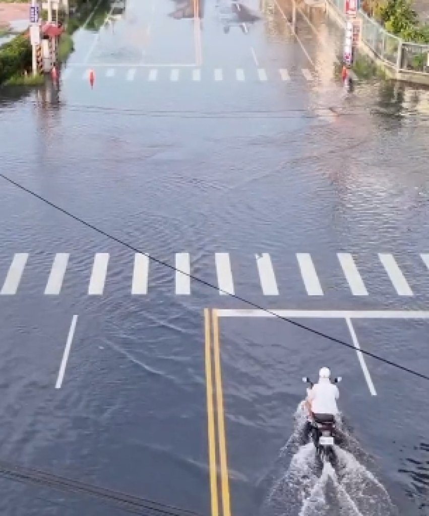 東港變水上機車道！天文大潮重創東津里 積水逼近膝蓋高