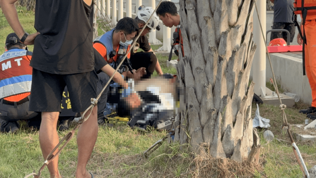 新/台南黃金海岸「3童溺水」驚傳案外案!男子倒石椅上昏迷 警消急CPR搶救 新/台南黃金海岸「3童溺水」驚傳案外案!男子倒石椅上昏迷 警消急CPR搶救