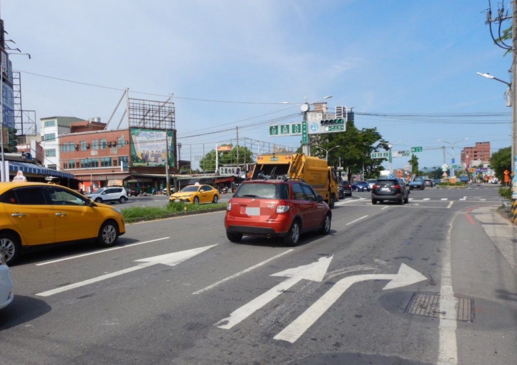 高雄鳥松轉彎未禮讓直行車 曳引車擦撞機車女騎士送醫 高雄鳥松轉彎未禮讓直行車 曳引車擦撞機車女騎士送醫