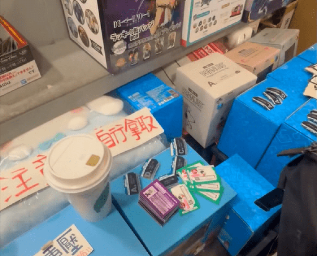 影／萬年再爆一番賞藏籤！跟店家衝突影片曝光　消費者怒喊：報警處理