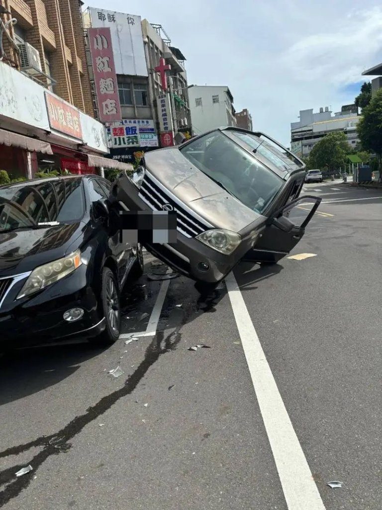 一個大噴嚏! 苗栗男子開休旅車竟失控『騎車』肇事 一個大噴嚏! 苗栗男子開休旅車竟失控『騎車』肇事