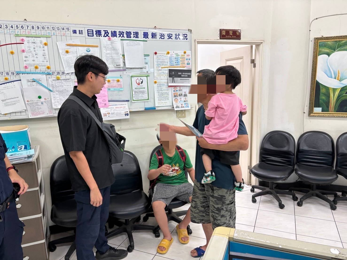 弄丟作業怕被罵!男童離家徘徊大園街頭 警溫暖開導解心結 弄丟作業怕被罵!男童離家徘徊大園街頭 警溫暖開導解心結