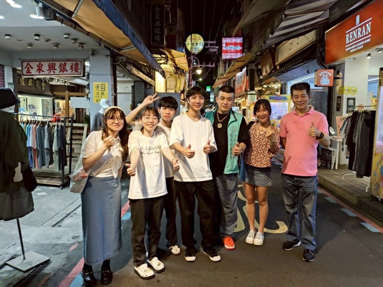 東吳大學教授走訪士林夜市 見證文化與美食交織的城市魅力 東吳大學教授走訪士林夜市 見證文化與美食交織的城市魅力