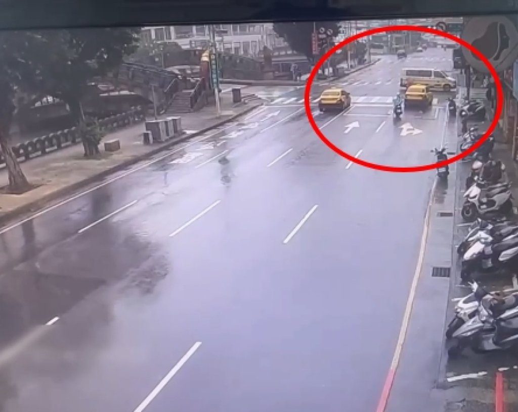 紅燈他車都停讓了! 基隆女機車騎士與救護車擦撞受傷 紅燈他車都停讓了! 基隆女機車騎士與救護車擦撞受傷