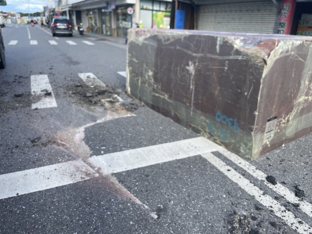 大理石又掉了!曳引車急煞「噴石」嚇壞後車 花蓮一個月內第2起 大理石又掉了!曳引車急煞「噴石」嚇壞後車 花蓮一個月內第2起