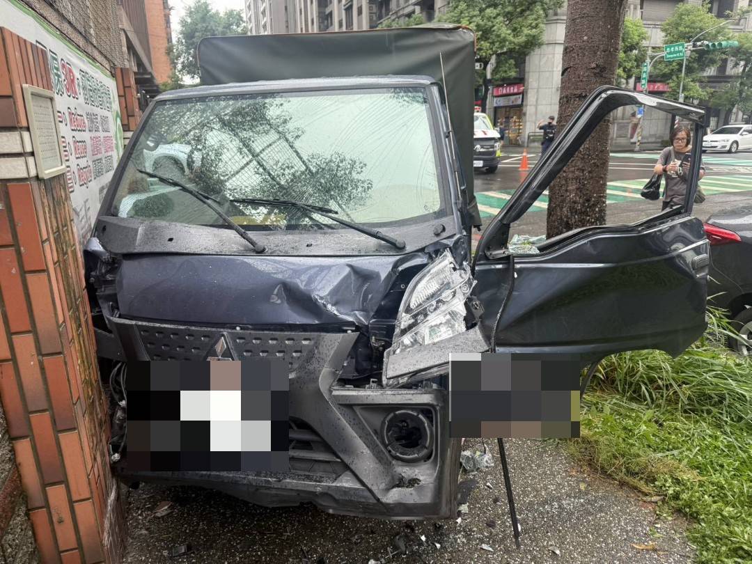 蘆竹小貨車、救護車碰撞!2駕駛輕傷送醫 蘆竹小貨車、救護車碰撞!2駕駛輕傷送醫