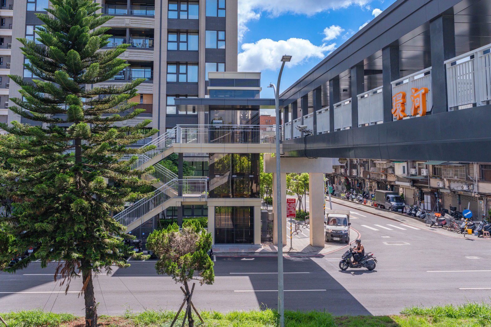 三重環河陸橋新登場　新增電梯與無障礙坡道　侯友宜：打造友善親水環境