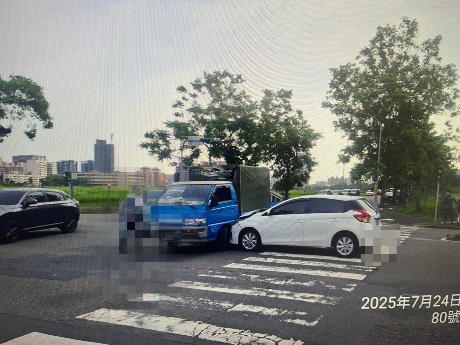 小貨車慢車道違規迴轉釀事故 岡山警依法告發 小貨車慢車道違規迴轉釀事故 岡山警依法告發