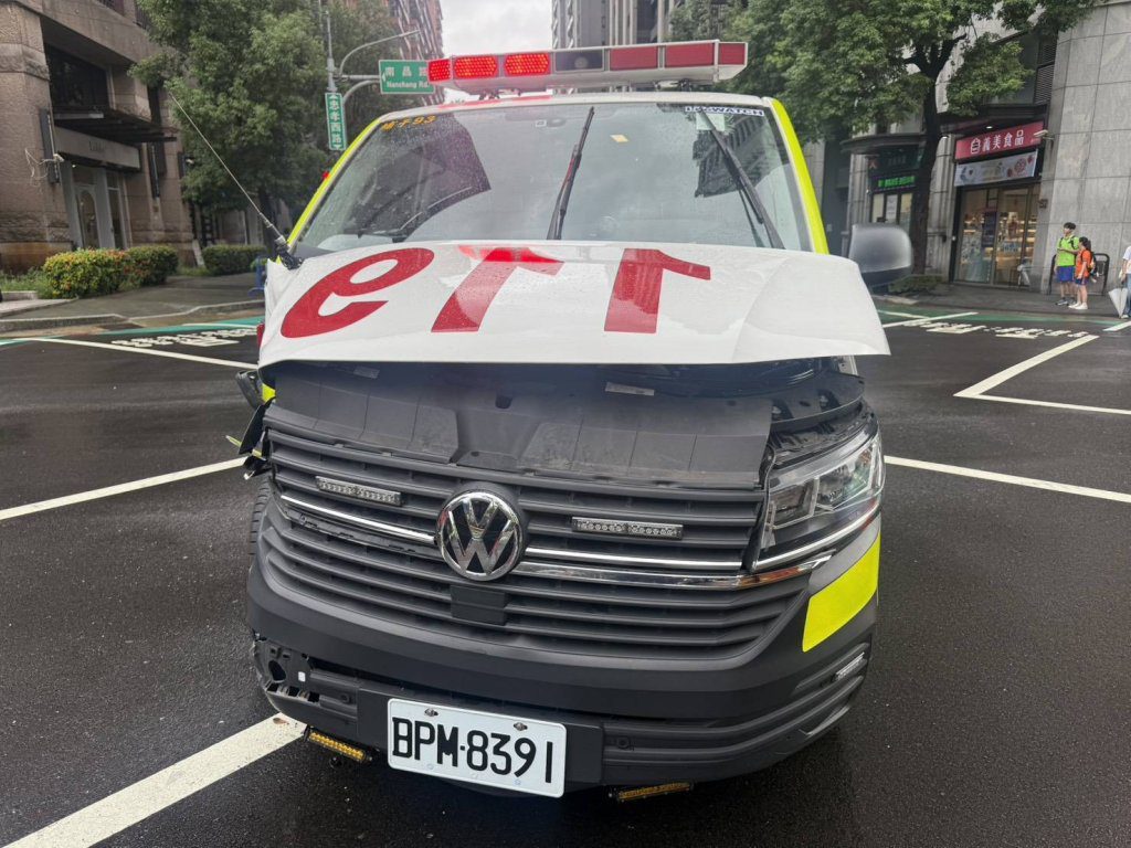 救護車執勤中遭小貨車撞上!蘆竹路口車禍6人送醫 救護車執勤中遭小貨車撞上!蘆竹路口車禍6人送醫