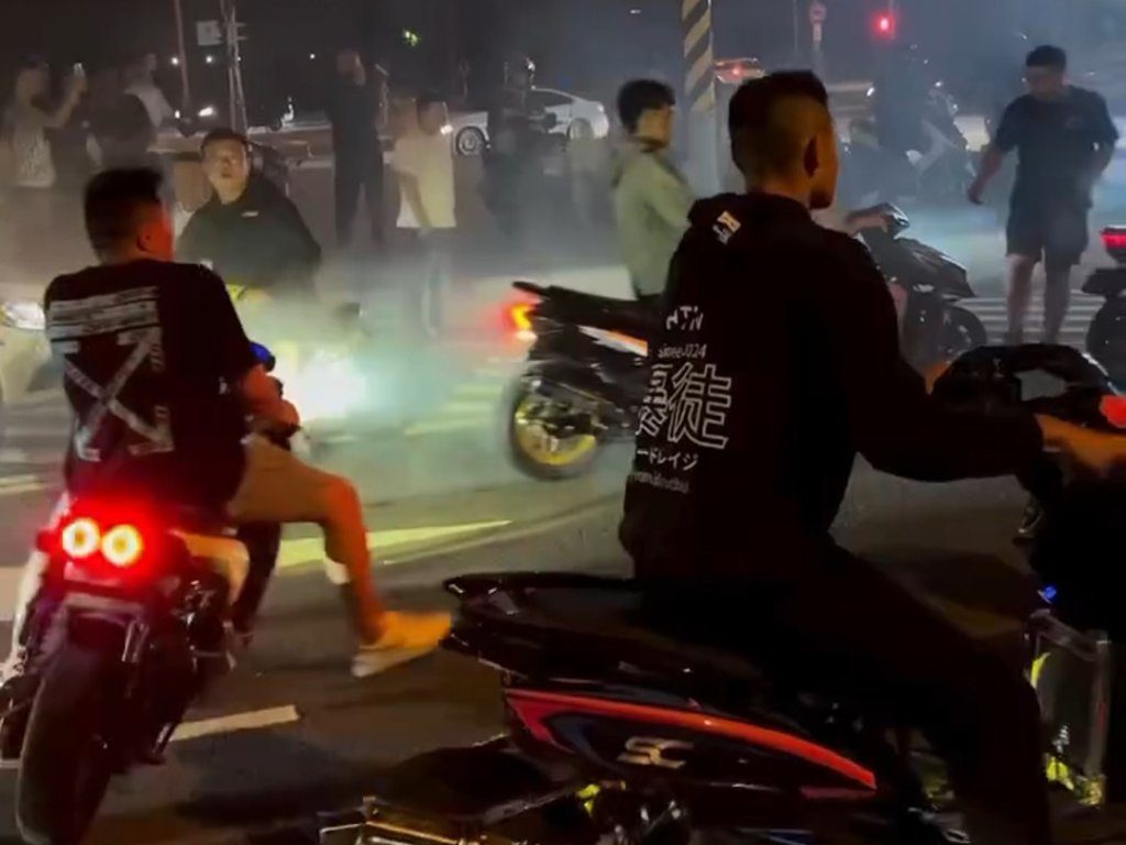 「暑假特產」上路了!上百改裝猴群聚新豐休息站 囂張「零百競速」警要查了 「暑假特產」上路了!上百改裝猴群聚新豐休息站 囂張「零百競速」警要查了