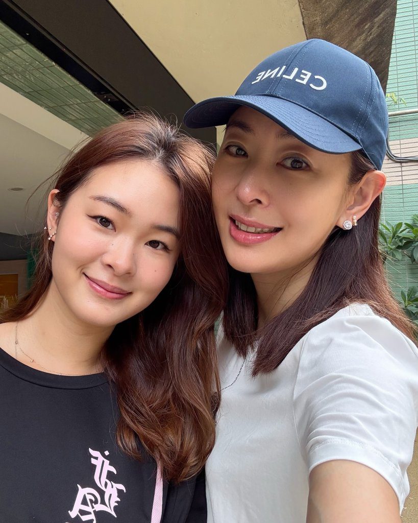 賈永婕陪小羽人生首投!母女合體投票秀民主超吸睛 賈永婕陪小羽人生首投!母女合體投票秀民主超吸睛