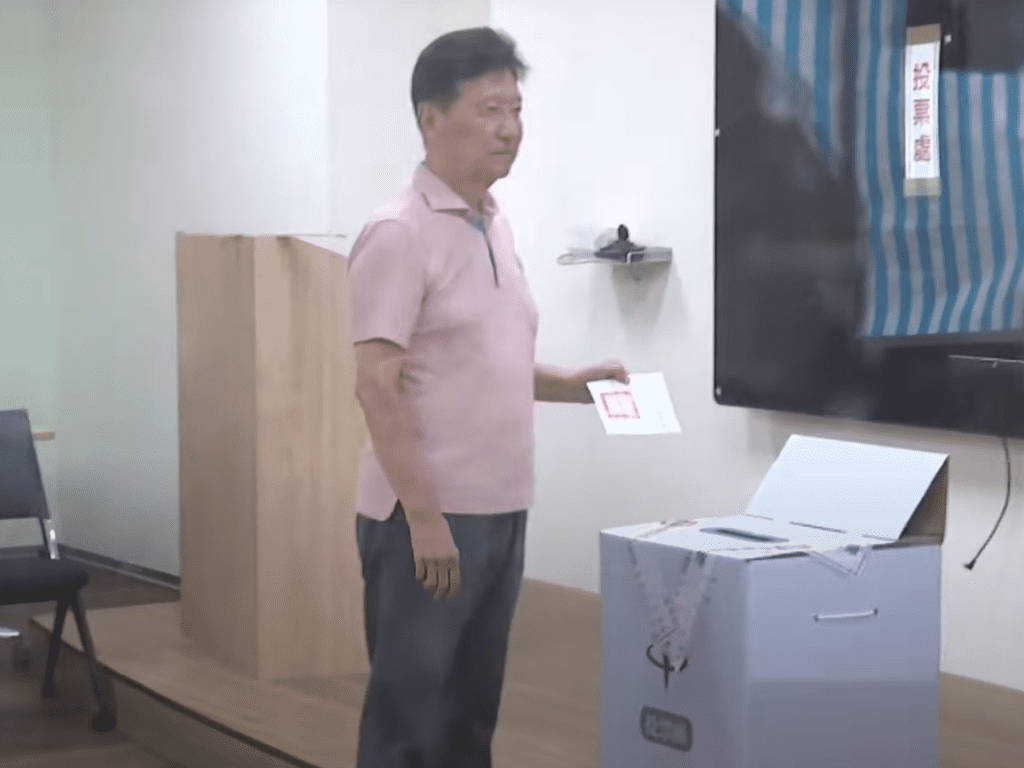 亮票惹議!趙少康大安投票「正面展示選票」 北市選委會:違反選罷法送辦 亮票惹議!趙少康大安投票「正面展示選票」 北市選委會:違反選罷法送辦