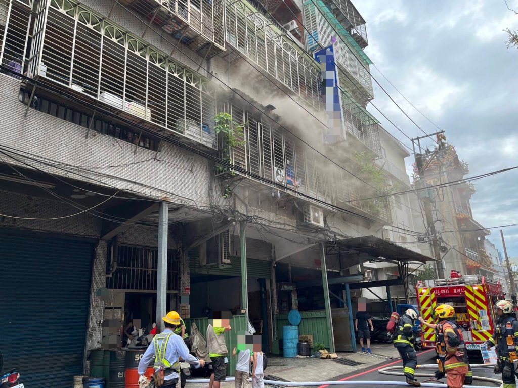 快訊/三重成衣工廠突竄火煙!消防急派遣62人灌救 快訊/三重成衣工廠突竄火煙!消防急派遣62人灌救