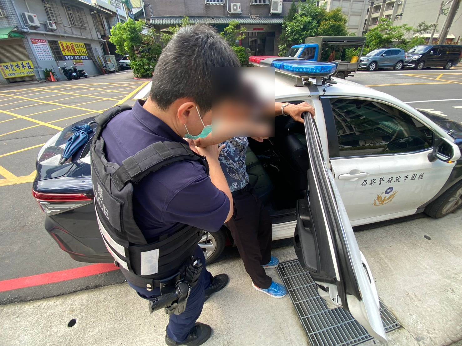 失智翁獨自外出投票迷途跌倒 平鎮警暖心協助返家 失智翁獨自外出投票迷途跌倒 平鎮警暖心協助返家