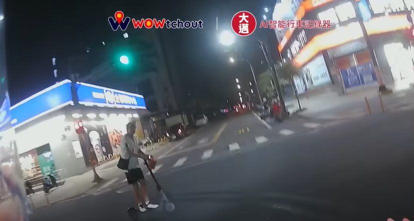 超驚險！男子騎電動滑板車違規闖紅燈 重機閃避不及撞上