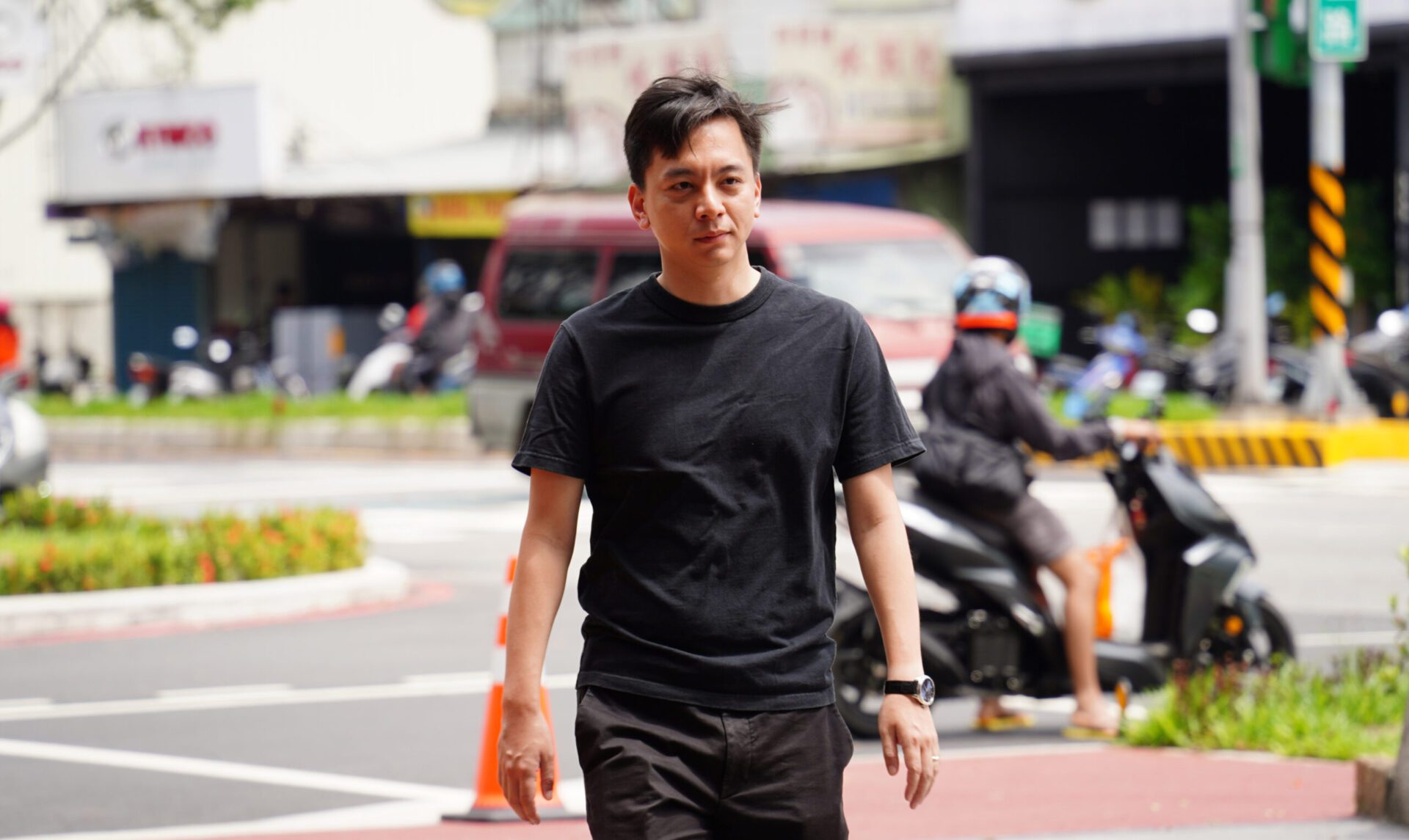 獨自步行輕鬆前往投票 牛煦庭:投完回家做家事等結果 獨自步行輕鬆前往投票 牛煦庭:投完回家做家事等結果