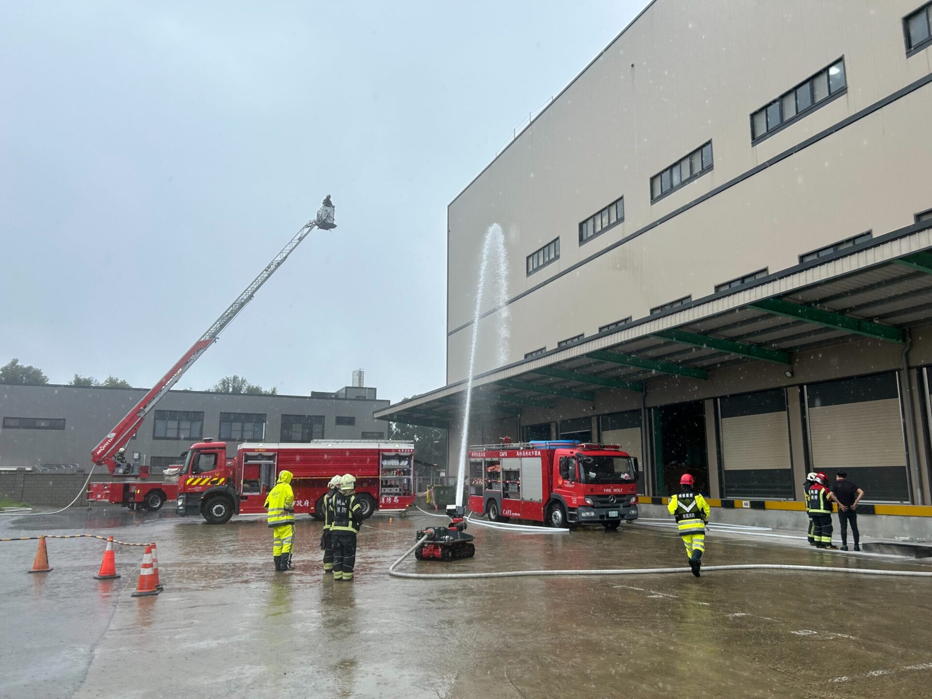 桃消幼獅分隊實兵演練倉儲火警 機器人助攻強化救災應變 桃消幼獅分隊實兵演練倉儲火警 機器人助攻強化救災應變