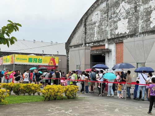 屏東夏日狂歡祭童話冰宮 調整入場機制 每日14時一次發完所有票券 每梯次統一80人 屏東夏日狂歡祭童話冰宮 調整入場機制 每日14時一次發完所有票券 每梯次統一80人