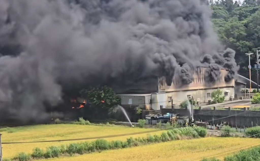 湖口食品工廠大火狂燒!黑煙沖天如巨人 消防機器人緊急支援 湖口食品工廠大火狂燒!黑煙沖天如巨人 消防機器人緊急支援