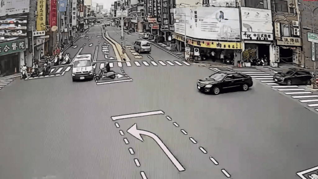 有片/台南中西區「機車猛撞救護車」 19歲女騎士噴飛重摔送醫 有片/台南中西區「機車猛撞救護車」 19歲女騎士噴飛重摔送醫