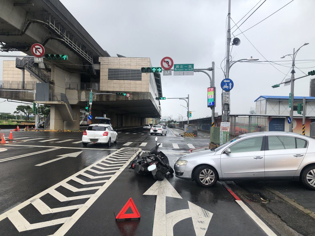 桃園中壢婦人停車沒進P檔也不拉手煞車 車輛滑動撞傷2騎士 桃園中壢婦人停車沒進P檔也不拉手煞車 車輛滑動撞傷2騎士