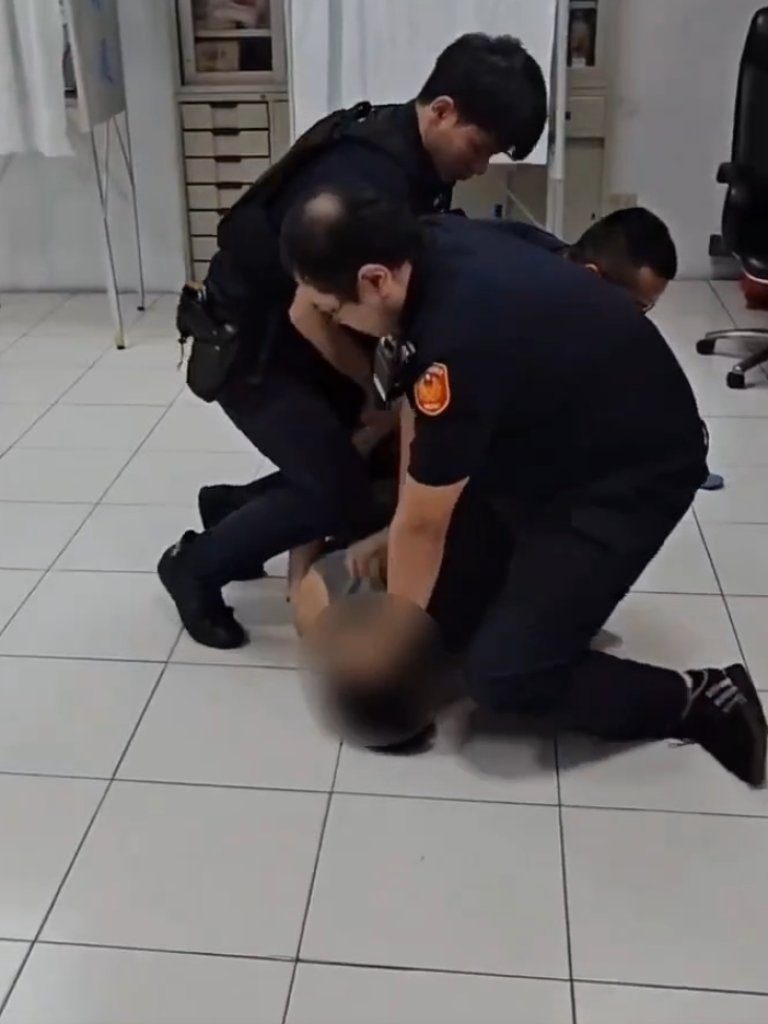 《726罷免》選票握手上還罵警!永和投開票所爆衝突 男子涉毀票匭遭逮送辦 《726罷免》選票握手上還罵警!永和投開票所爆衝突 男子涉毀票匭遭逮送辦