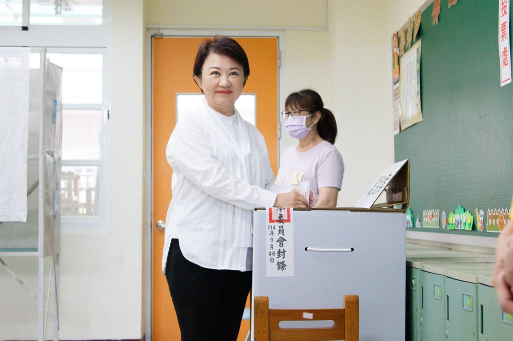 《726罷免》台中罷免三案今登場!盧秀燕現身健行國小投票 《726罷免》台中罷免三案今登場!盧秀燕現身健行國小投票