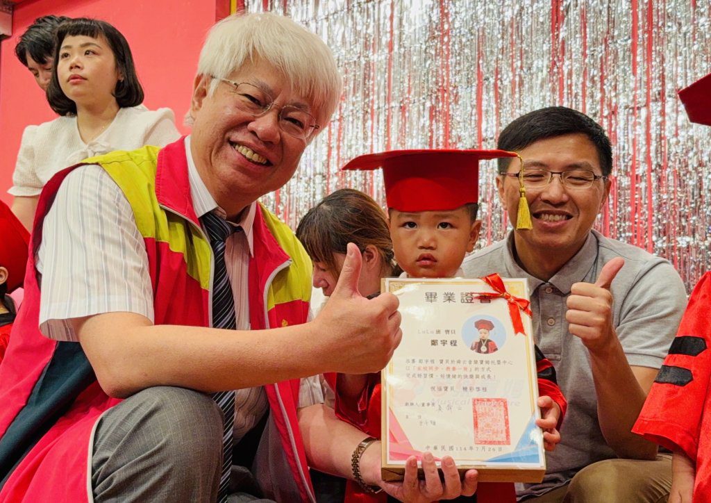 這家「醫療級托嬰中心」奶娃畢業了！ 院長爸爸幫2歲畢業生撥穗萌樣曝光