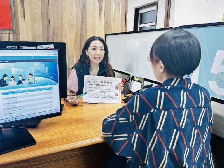 為弱勢求職者擺渡前行 賴怡君12年陪伴弱勢就業成勞動部唯一獲社安網績優表揚就服員 為弱勢求職者擺渡前行 賴怡君12年陪伴弱勢就業成勞動部唯一獲社安網績優表揚就服員