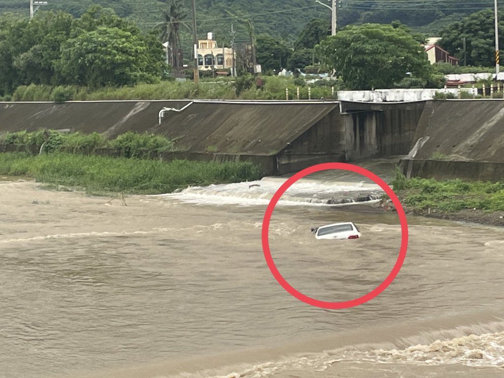 誤信導航GG了! 男駕駛誤闖枋寮北勢溪 車卡河床待水退才能拖吊 誤信導航GG了! 男駕駛誤闖枋寮北勢溪 車卡河床待水退才能拖吊