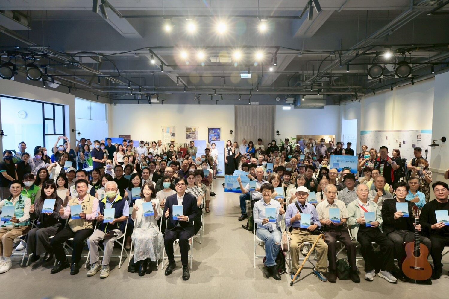 詩人醫師曾貴海文學展開幕  陳其邁朗誦詩作緬懷大師