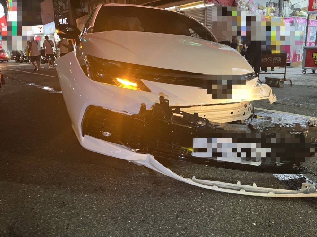 台中太平逆向超車釀兩起車禍 白色小客車撞公車再引擦撞 台中太平逆向超車釀兩起車禍 白色小客車撞公車再引擦撞