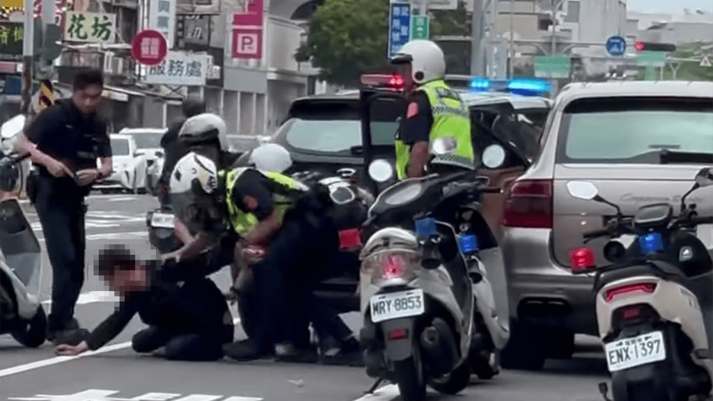 疑遭計畫性擄人!男遭「強押上車」嫌犯換車逃 警追7小時逮2嫌 疑遭計畫性擄人!男遭「強押上車」嫌犯換車逃 警追7小時逮2嫌