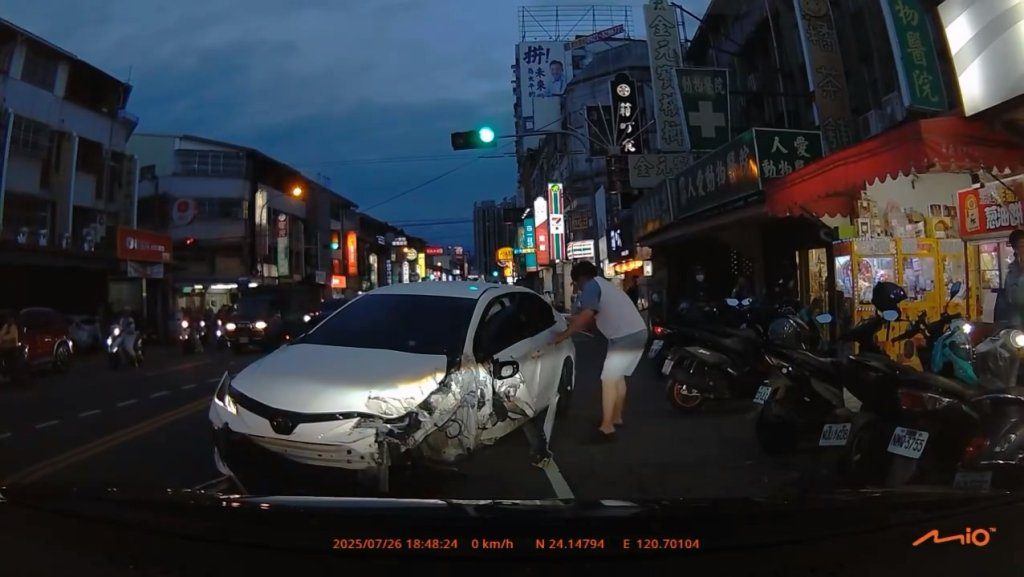 影／恍神？台中駕駛詭異停路中不動　被按喇叭猛衝逆向撞公車