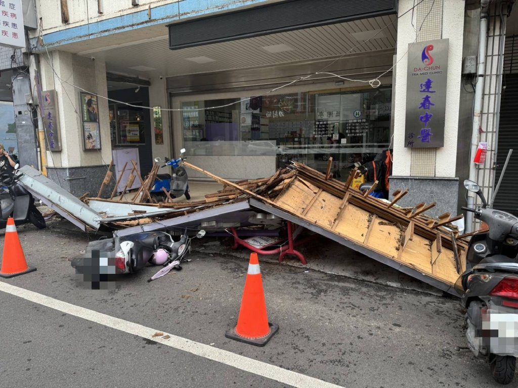 台中太平一中醫診所招牌「自由落體」 一聲巨響砸壞6機車 台中太平一中醫診所招牌「自由落體」 一聲巨響砸壞6機車