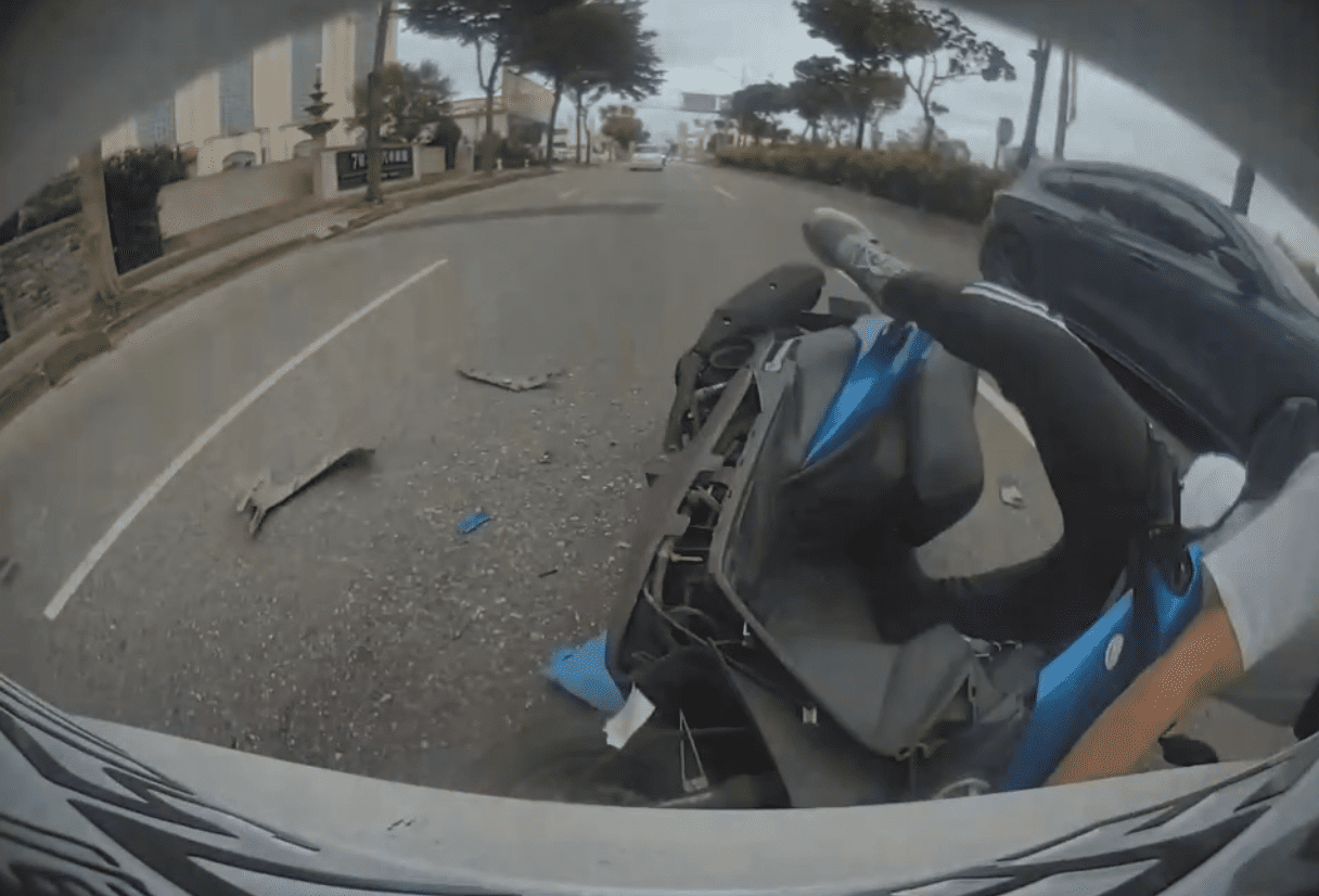 【有片】騎機車滑手機 男騎士猛撞汽車後慘摔 【有片】騎機車滑手機 男騎士猛撞汽車後慘摔