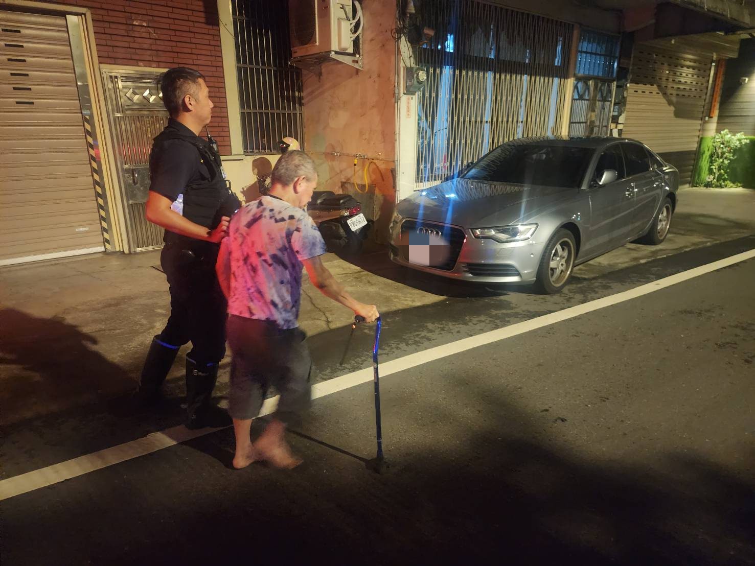 失智翁凌晨癱坐路邊 壢警耐心安撫化解驚魂