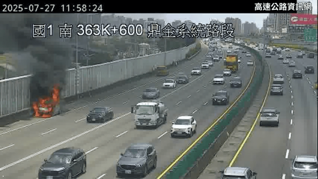 快訊/國1北363km驚傳火燒車!惡火濃煙狂竄「車陷火海」 消防急射水 快訊/國1北363km驚傳火燒車!惡火濃煙狂竄「車陷火海」 消防急射水