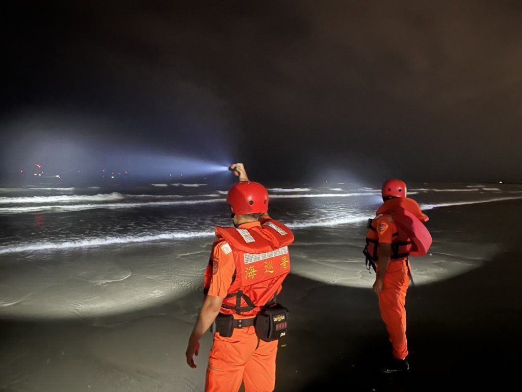 龍鳳漁港少年戲水遭浪捲走　海巡持續搜救中