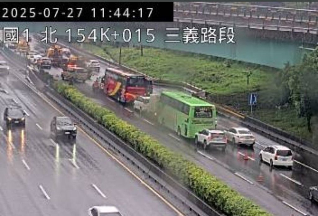 天雨路滑釀禍!國道1號三義路段3起事故11輛車追撞 車流回堵逾1小時 天雨路滑釀禍!國道1號三義路段3起事故11輛車追撞 車流回堵逾1小時